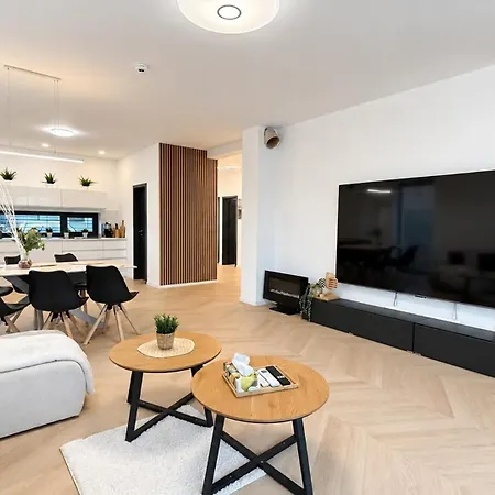 Ac Family House With Jacuzzi & Garden, Будинок відпочинку *