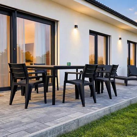 Ac Family House With Jacuzzi & Garden, Будинок відпочинку Miloslavov