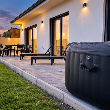 Ac Family House With Jacuzzi & Garden, Будинок відпочинку *