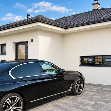 Будинок відпочинку Ac Family House With Jacuzzi & Garden,