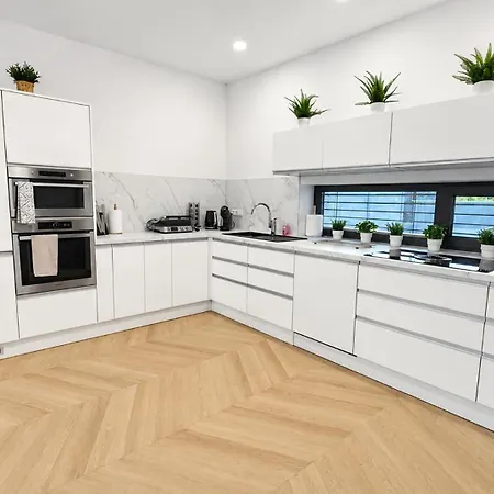 Будинок відпочинку Ac Family House With Jacuzzi & Garden, *