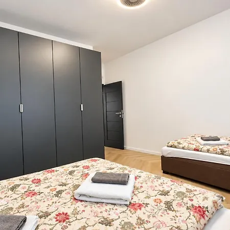 Будинок відпочинку Ac Family House With Jacuzzi & Garden,