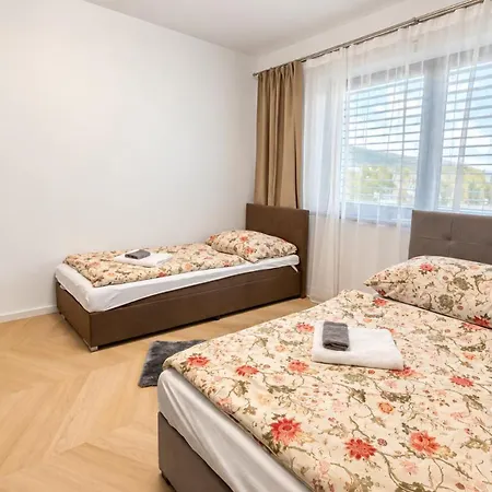 Ac Family House With Jacuzzi & Garden, Будинок відпочинку