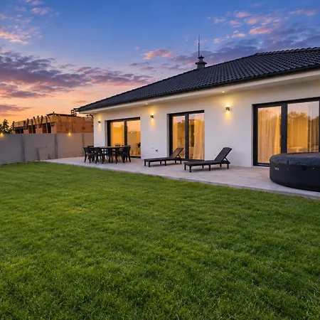 Ac Family House With Jacuzzi & Garden, Будинок відпочинку