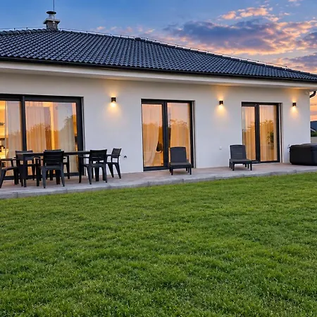 Ac Family House With Jacuzzi & Garden, Будинок відпочинку *