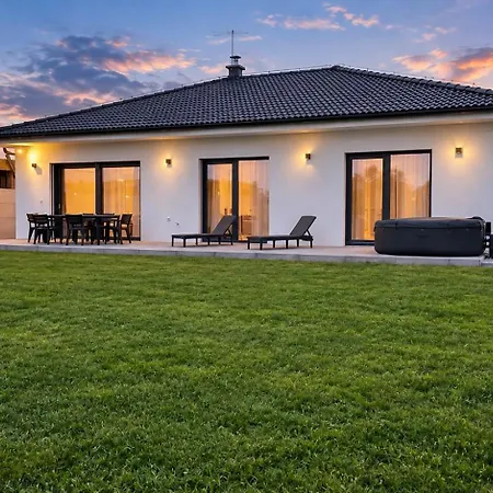 Будинок відпочинку Ac Family House With Jacuzzi & Garden, Miloslavov