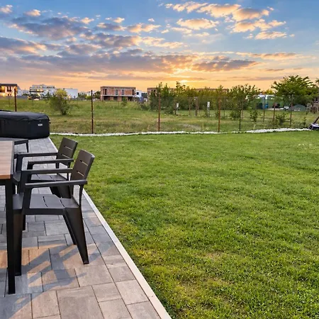 Ac Family House With Jacuzzi & Garden, Будинок відпочинку